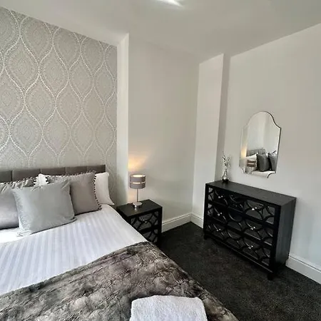 Large Five Bedroom With Parking, Sleeps 11! * Manchester