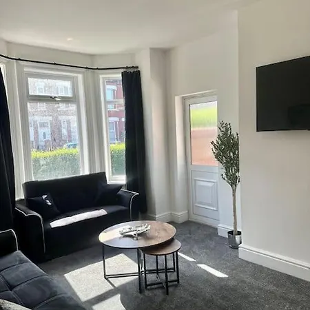 Large Five Bedroom With Parking, Sleeps 11! Prázdninový dům