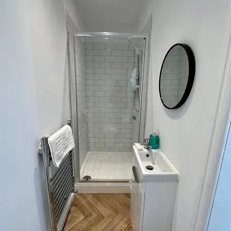 Large Five Bedroom With Parking, Sleeps 11! Manchester