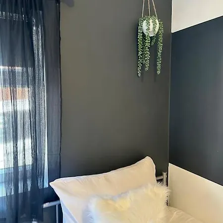 Nyaraló Large Five Bedroom With Parking, Sleeps 11! Manchester