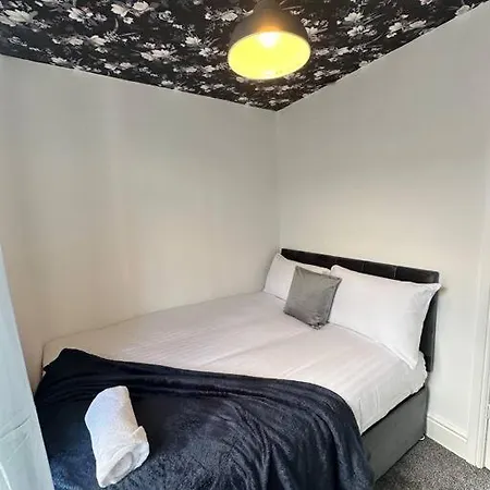 Large Five Bedroom With Parking, Sleeps 11! מנצ'סטר