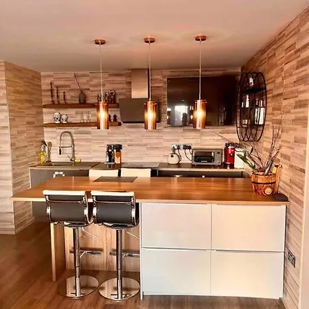 Deeluxe Apartment - Luxury 2 Bedroom Apartment *