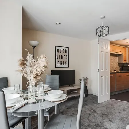 Stylish 2 Bed Flat Lägenhet