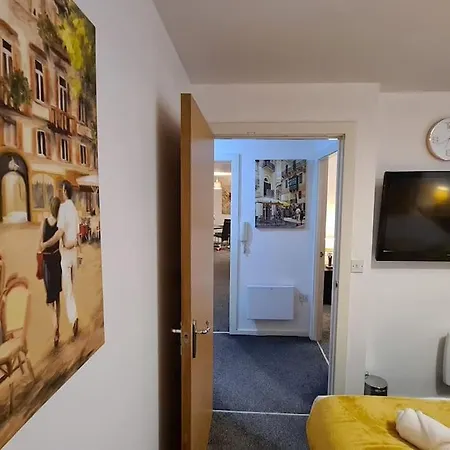 Lovely 2-bed Apt+wi-fi+parking. *