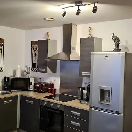 Lovely 2-bed Apt+wi-fi+parking. Манчестер