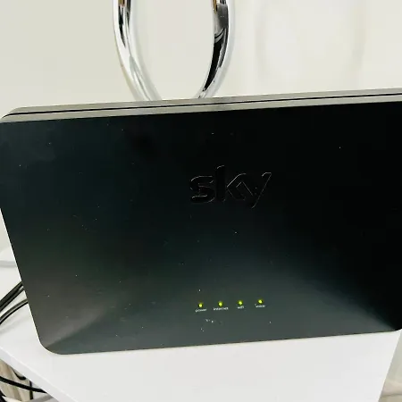 Beautiful And Homely 3 Bed House With Free Parking So Close To Man And Centre