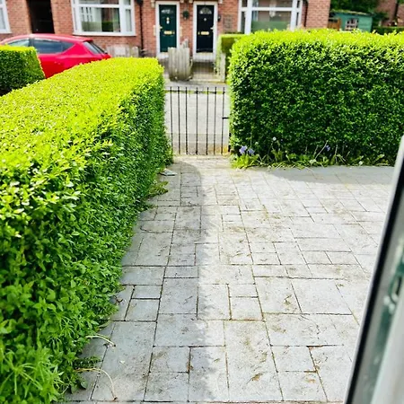 Beautiful And Homely 3 Bed House With Free Parking So Close To Man And Centre