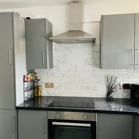 Beautiful And Homely 3 Bed House With Free Parking So Close To Man And Centre דירה