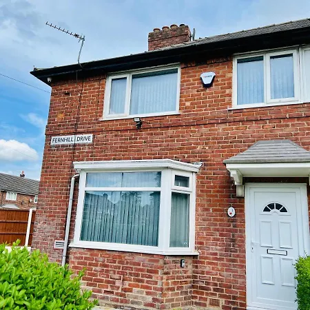 Beautiful And Homely 3 Bed House With Free Parking So Close To Man And Centre