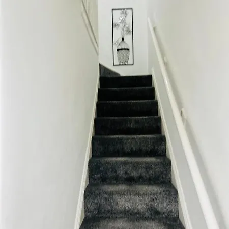 Beautiful And Homely 3 Bed House With Free Parking So Close To Man And Centre