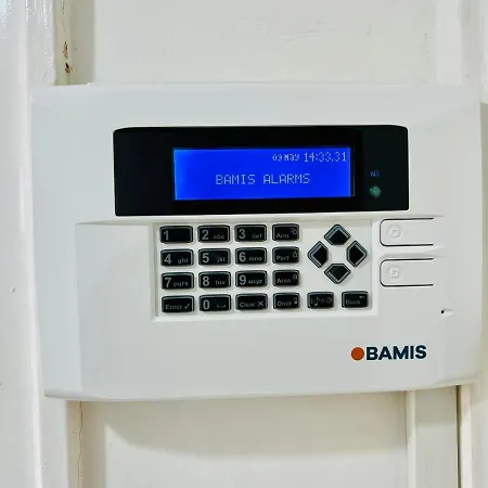 Beautiful And Homely 3 Bed House With Free Parking So Close To Man And Centre