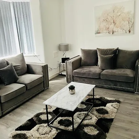 Beautiful And Homely 3 Bed House With Free Parking So Close To Man And Centre *