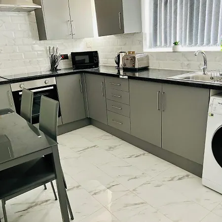 Beautiful And Homely 3 Bed House With Free Parking So Close To Man And Centre