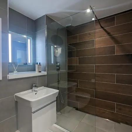 Апартаменты Charles Hope *