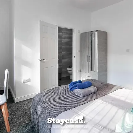 Bright 4 Bedroom House With Free Parking