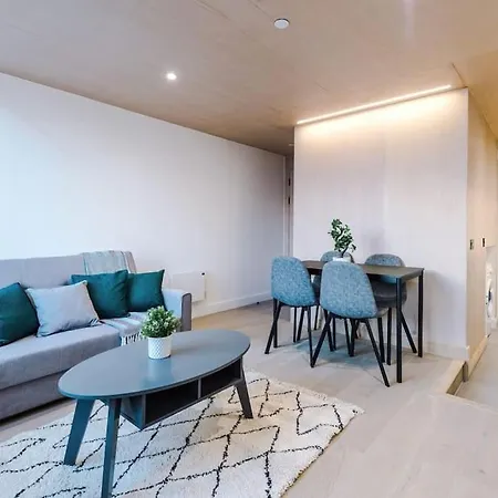 Sky Gardens - Stylish Duplex