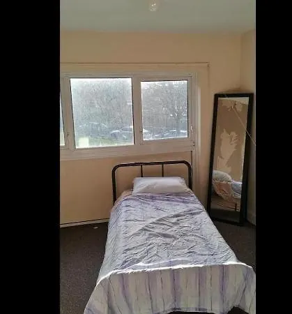 Last Time To Check Out Is 1000 Hours & Check In Times Are Closed By 1630 Hours And Even Earlier On Some Days! Make Enquires Before Is Recommended To Avoid Disappointments! It Is Shared Accomodation! Privat bolig Manchester