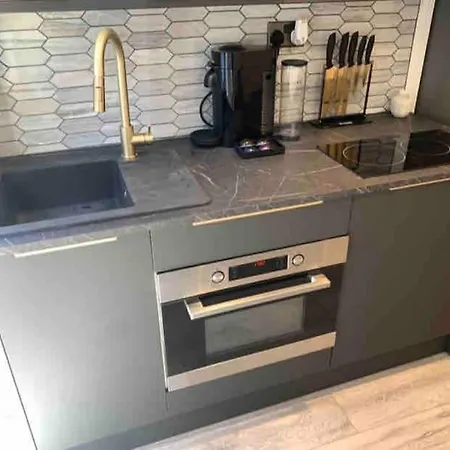 Private Entrance 1 Bed Salford - Perfect Location For Concerts, Rhs Gardens, Centre And Salford Quays *