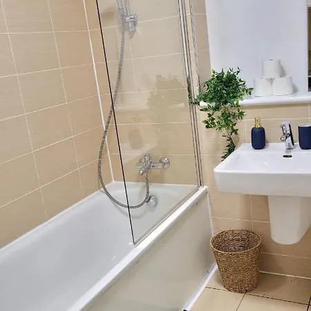 アパート Balcony-view With Free And Secured Parking マンチェスター