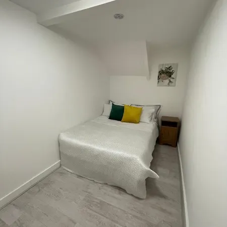The Crescent, Flat 1 - Stockport, *