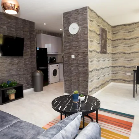 Pass The Keys Stylish 2 Bed Ground Floor Flat In Gated Community مانشستر
