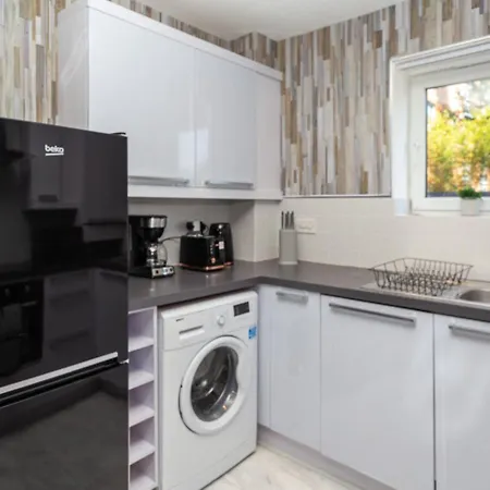Pass The Keys Stylish 2 Bed Ground Floor Flat In Gated Community شقة