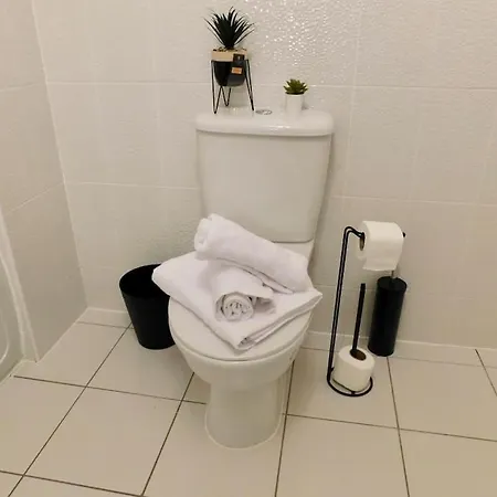 Holiday home Amila House Manchester, Modern, Spacious, Sleeps 9 With Parking Manchester