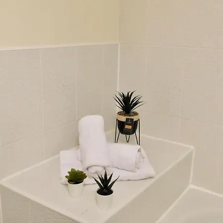 Amila House Manchester, Modern, Spacious, Sleeps 9 With Parking