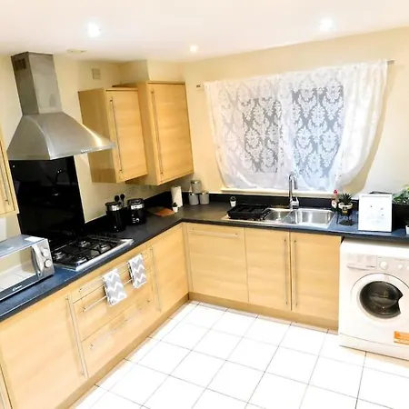 Amila House Manchester, Modern, Spacious, Sleeps 9 With Parking Сasa de vacaciones Mánchester