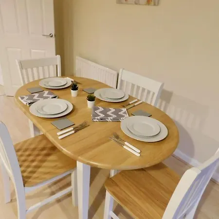 Amila House Manchester, Modern, Spacious, Sleeps 9 With Parking Manchester