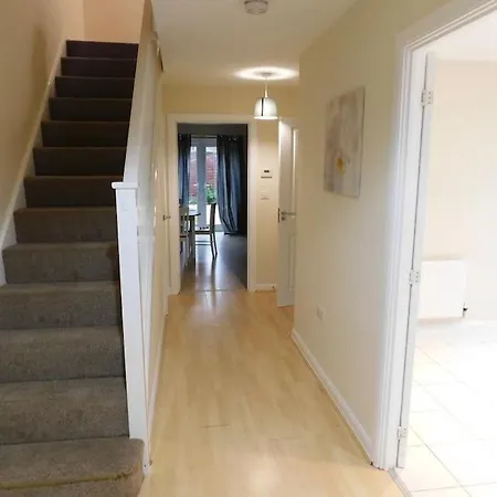 Amila House Manchester, Modern, Spacious, Sleeps 9 With Parking Сasa de vacaciones Mánchester