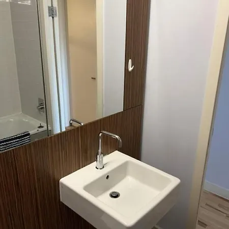 1-bedroom For Rent In Salford 公寓 *