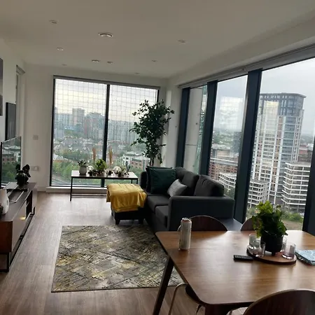 Luxury 2 Bedroom En-suite Balcony Views *