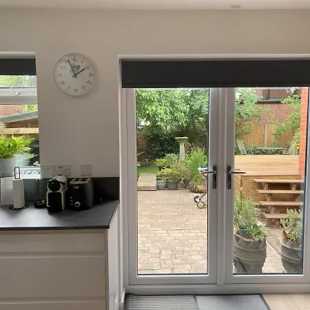 Beautiful Detached Private Annex In Great Location *