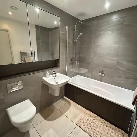Modern And Spacious Centre Apartment