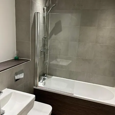 Апартаменты Modern 2br Sleeps 4 Easy Access To Centre