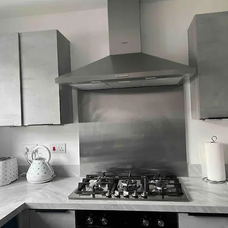 Luxurious Modern New Built 4 Bedrooms Apartament