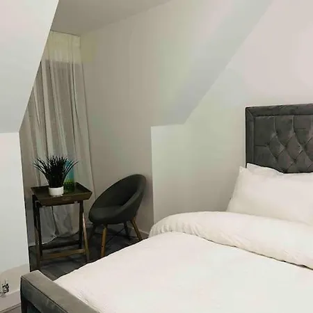 Luxurious Modern New Built 4 Bedrooms 公寓 *