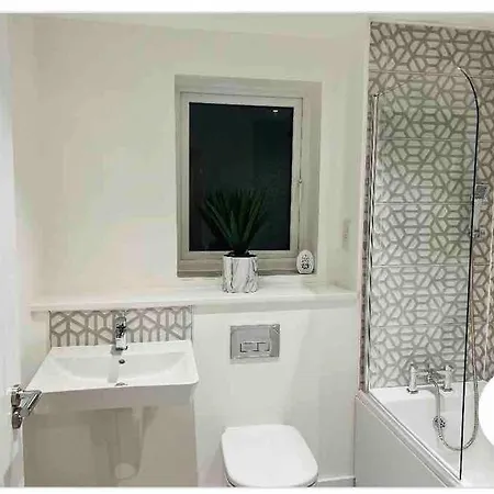 Luxurious Modern New Built 4 Bedrooms
