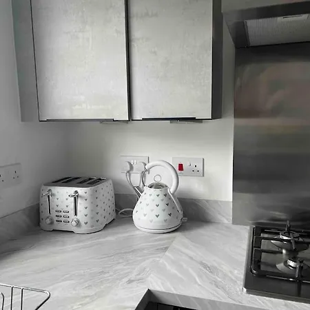 Luxurious Modern New Built 4 Bedrooms *