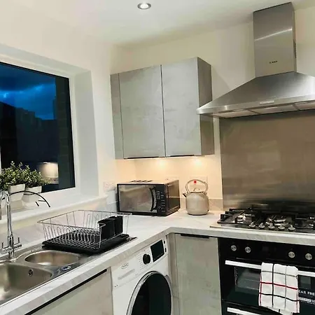 Luxurious Modern New Built 4 Bedrooms