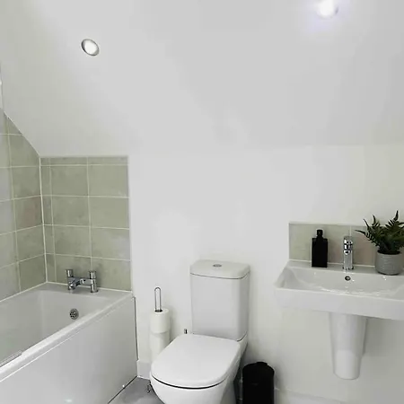 Luxurious Modern New Built 4 Bedrooms 公寓 *