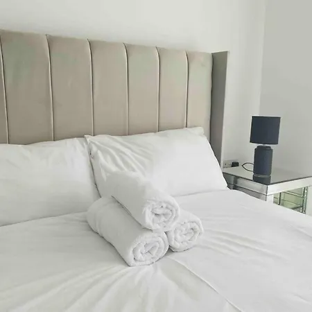 Luxurious Modern New Built 4 Bedrooms 公寓