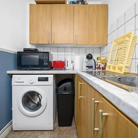 Private Retreat For 3 Near Arndale Centre Hotel