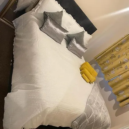 Отель Lovely 3 Bed Short *