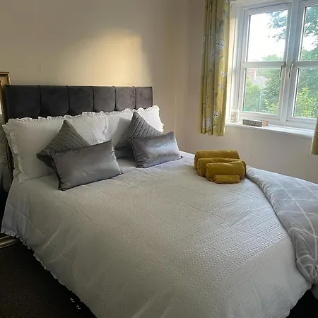 Lovely 3 Bed Short Отель Манчестер