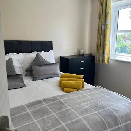 Lovely 3 Bed Short Szálloda