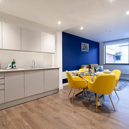 Contemporary 1 Bedroom In Centre Apartment