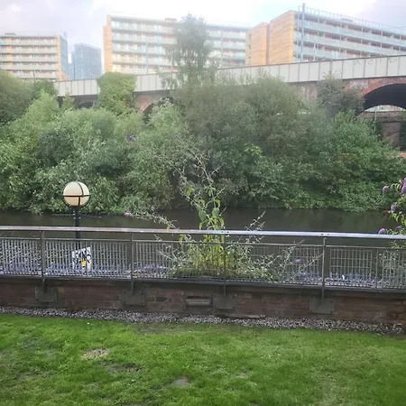 Luxury 2 Bed Apt On River, Wifi, Parking, Garden Apartment