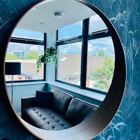 Beautifully Presented One Bedroom Close To Old Trafford Stadium Apartment